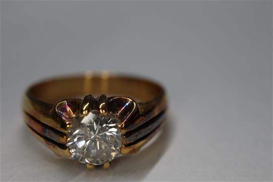 A gentlemans 18ct yellow metal and claw set solitaire diamond ring, size S.